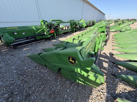 Image of John Deere C12F equipment image 4