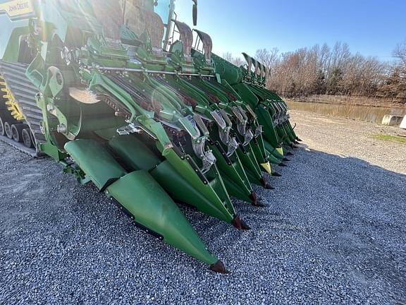 Image of John Deere C18F equipment image 4