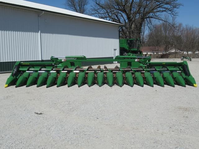 Image of John Deere C18F equipment image 3