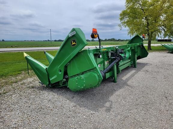 Image of John Deere C8R equipment image 3