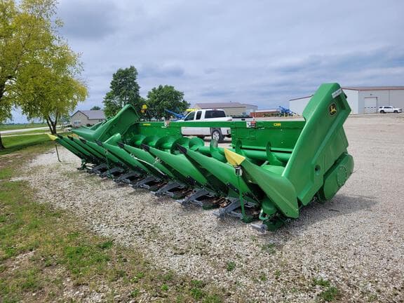 Image of John Deere C8R equipment image 2