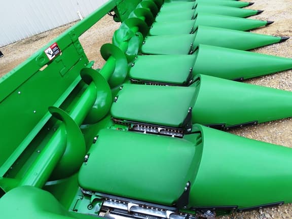 Image of John Deere CR8 equipment image 3