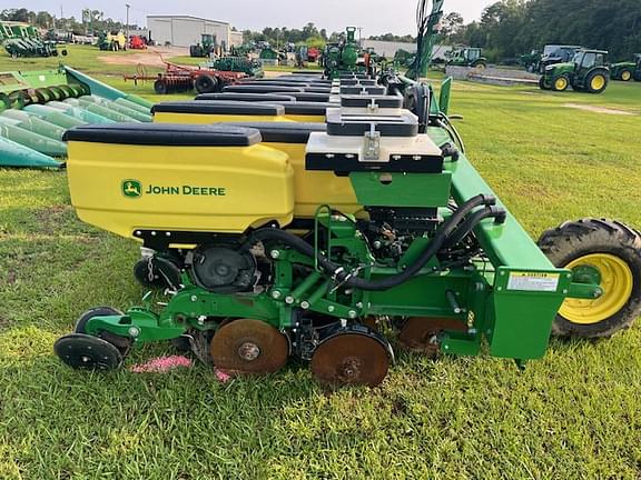 Image of John Deere DR12X equipment image 1