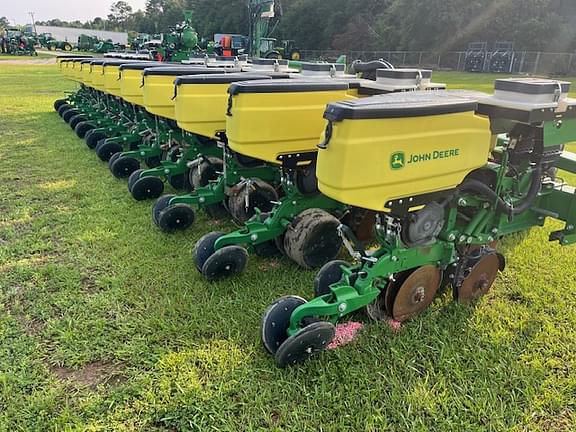 Image of John Deere DR12X equipment image 3