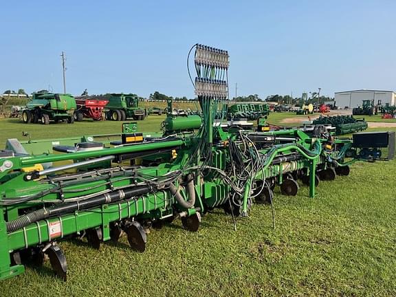 Image of John Deere DR12X equipment image 4