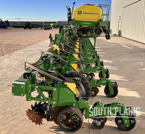 Image of John Deere DR16X equipment image 1