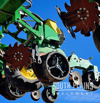 Image of John Deere DR16X equipment image 4