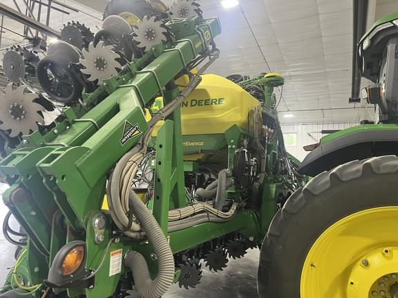 Image of John Deere DR16X equipment image 2