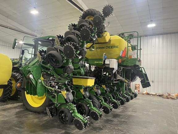 Image of John Deere DR16X equipment image 1