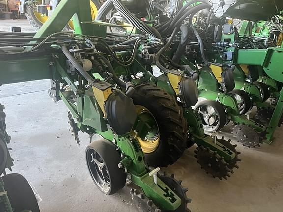 Image of John Deere DR16X equipment image 4