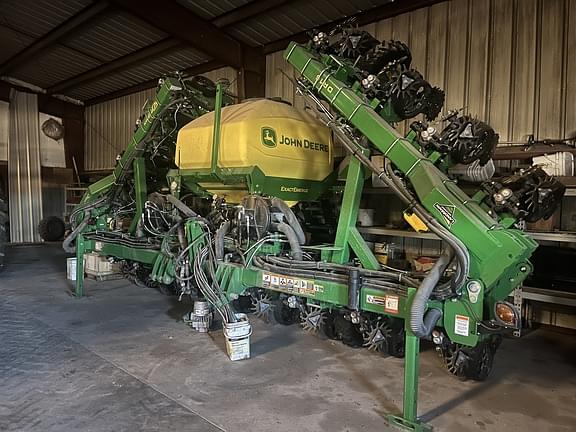 Image of John Deere DR16X equipment image 1