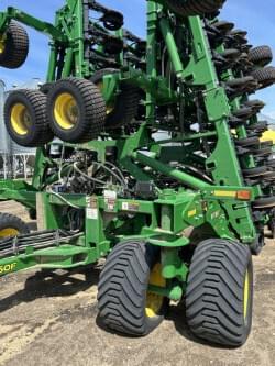 Image of John Deere N560F equipment image 1