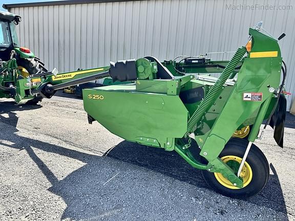 Image of John Deere S250 equipment image 4