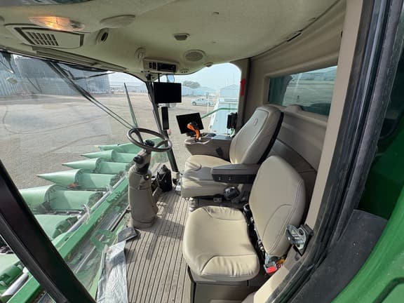 Image of John Deere S770 equipment image 4