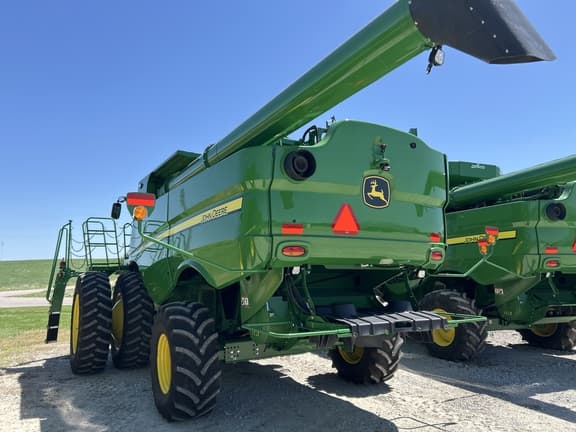 Image of John Deere S770 equipment image 4
