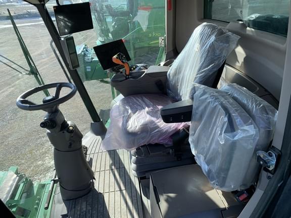 Image of John Deere S770 equipment image 4