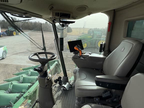 Image of John Deere S770 equipment image 4