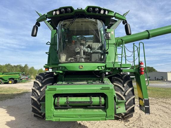 Image of John Deere S770 equipment image 1