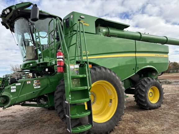 Image of John Deere S770 equipment image 1