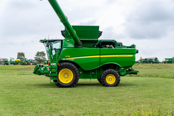 Image of John Deere S770 equipment image 2