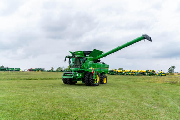 Image of John Deere S770 equipment image 1