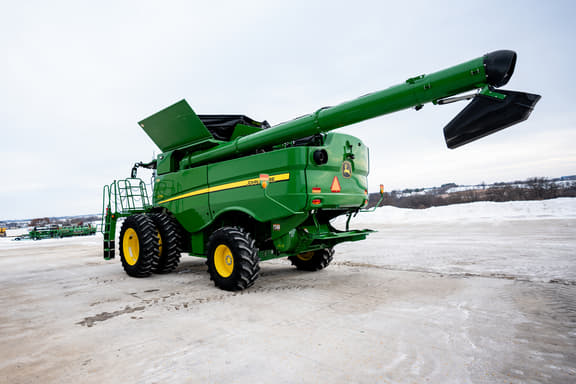 Image of John Deere S770 equipment image 2