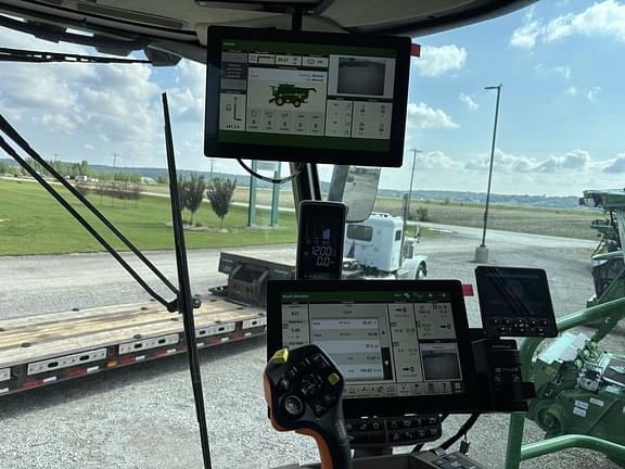 Image of John Deere S770 equipment image 4