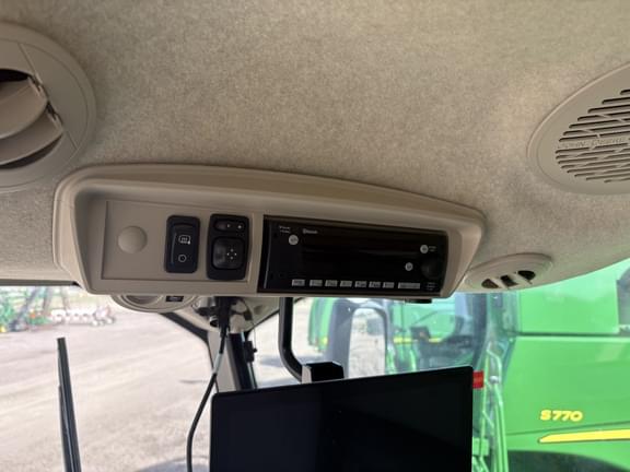 Image of John Deere S770 equipment image 4