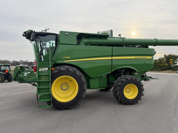 Image of John Deere S780 equipment image 2