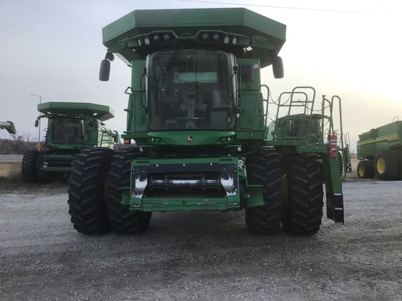 Image of John Deere S780 equipment image 1