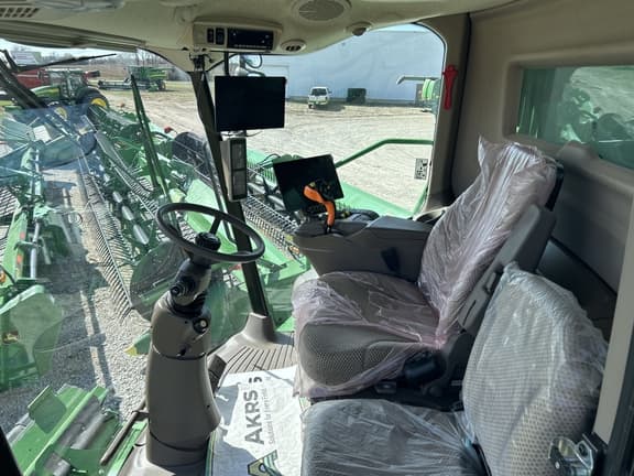 Image of John Deere S780 equipment image 4