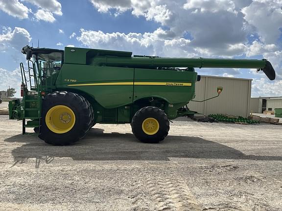 Image of John Deere S780 equipment image 1