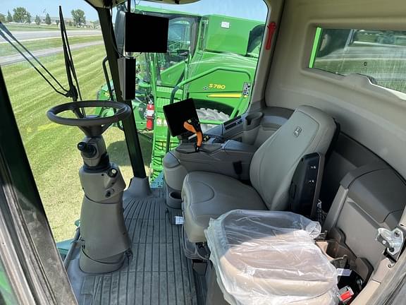 Image of John Deere S780 equipment image 4