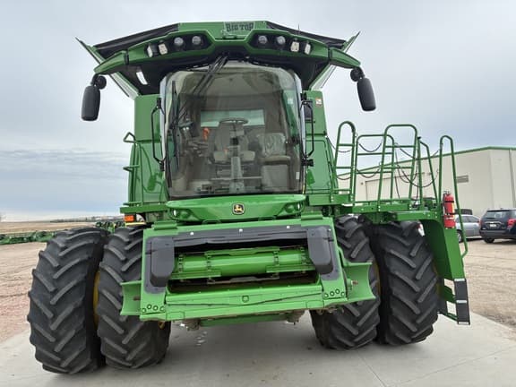 Image of John Deere S780 equipment image 1