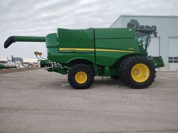 Image of John Deere S780 equipment image 1