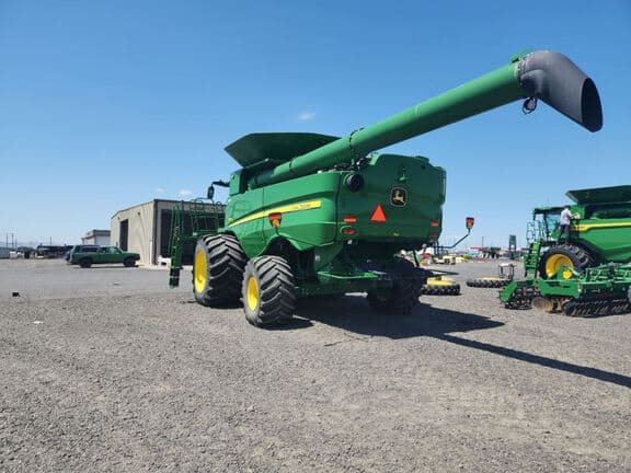 Image of John Deere S780 equipment image 2