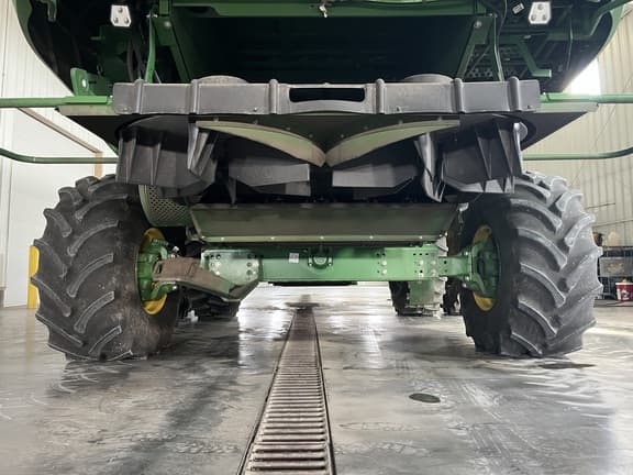 Image of John Deere S780 equipment image 4