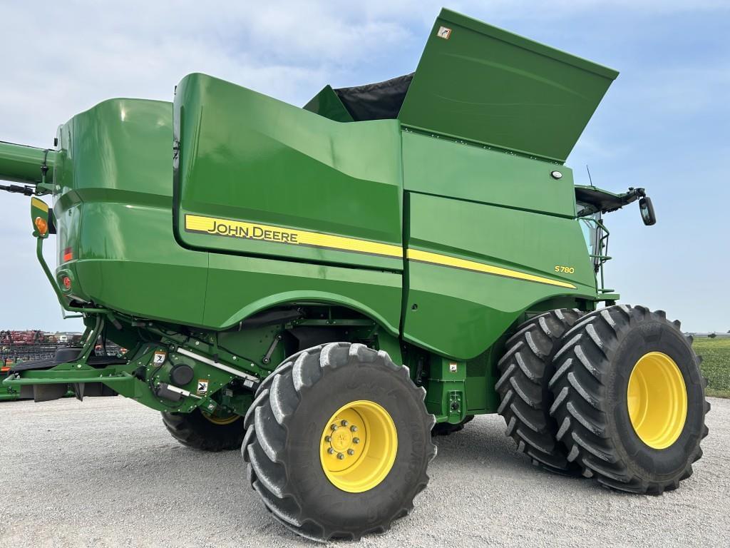 Image of John Deere S780 Image 1