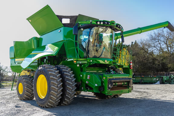 Image of John Deere S780 equipment image 1