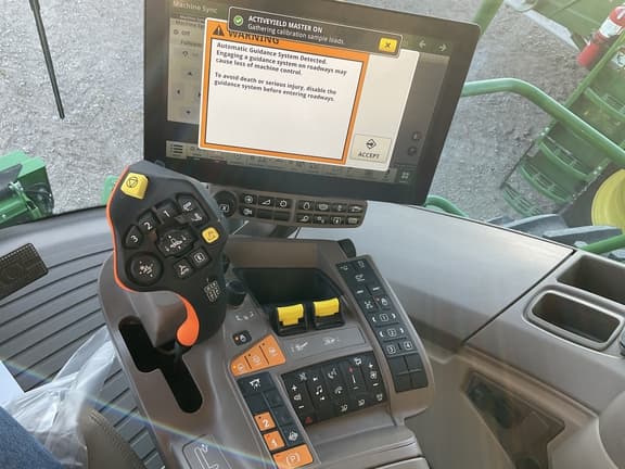 Image of John Deere S780 equipment image 3