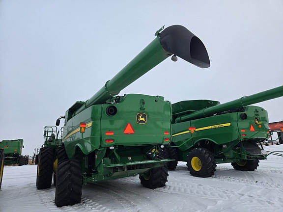 Image of John Deere S780 equipment image 1