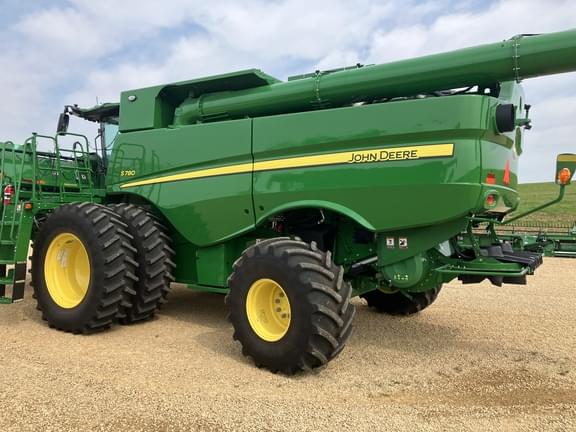 Image of John Deere S780 equipment image 1