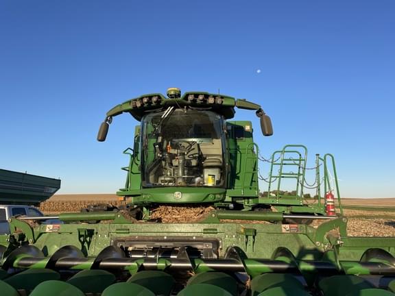 Image of John Deere S780 equipment image 1