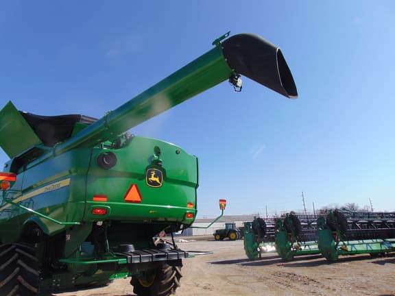 Image of John Deere S780 equipment image 1