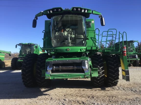 Image of John Deere S780 equipment image 1