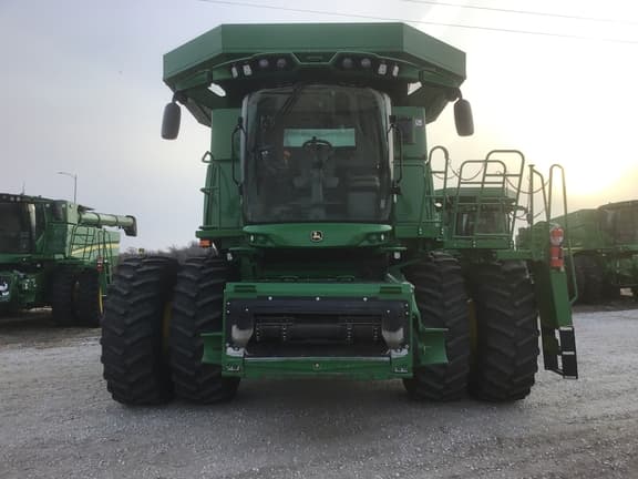 Image of John Deere S780 equipment image 1