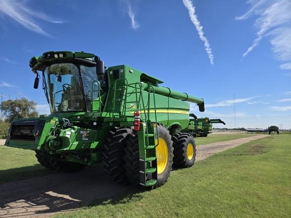 Image of John Deere S780 equipment image 1