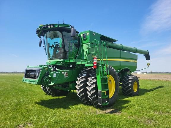 Image of John Deere S780 Image 0