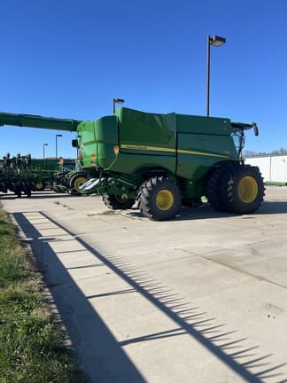 Image of John Deere S780 equipment image 1
