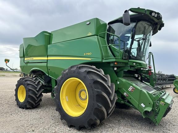 Image of John Deere S790 equipment image 2